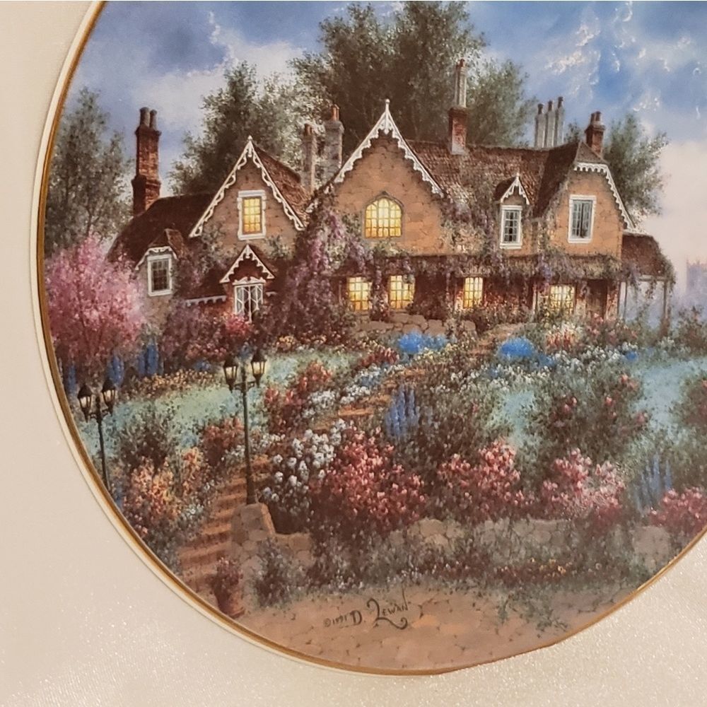 "Bear Cottage" Collectable Plate with free hanger - Picture 6 of 6